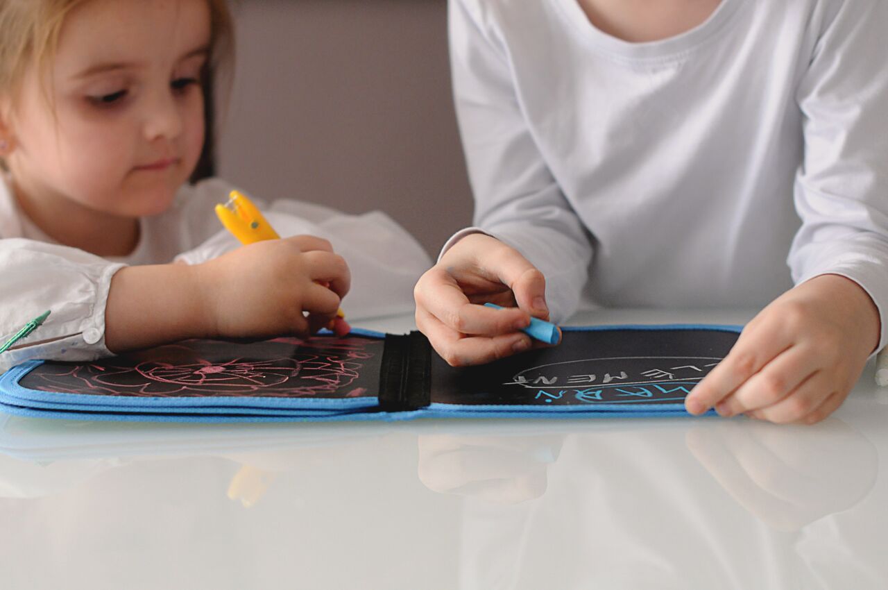 Kreslicí knížka s křídami JAQ JAQ BIRD Letadla | Stylové doplňky pro děti a ženy | Lavly.cz