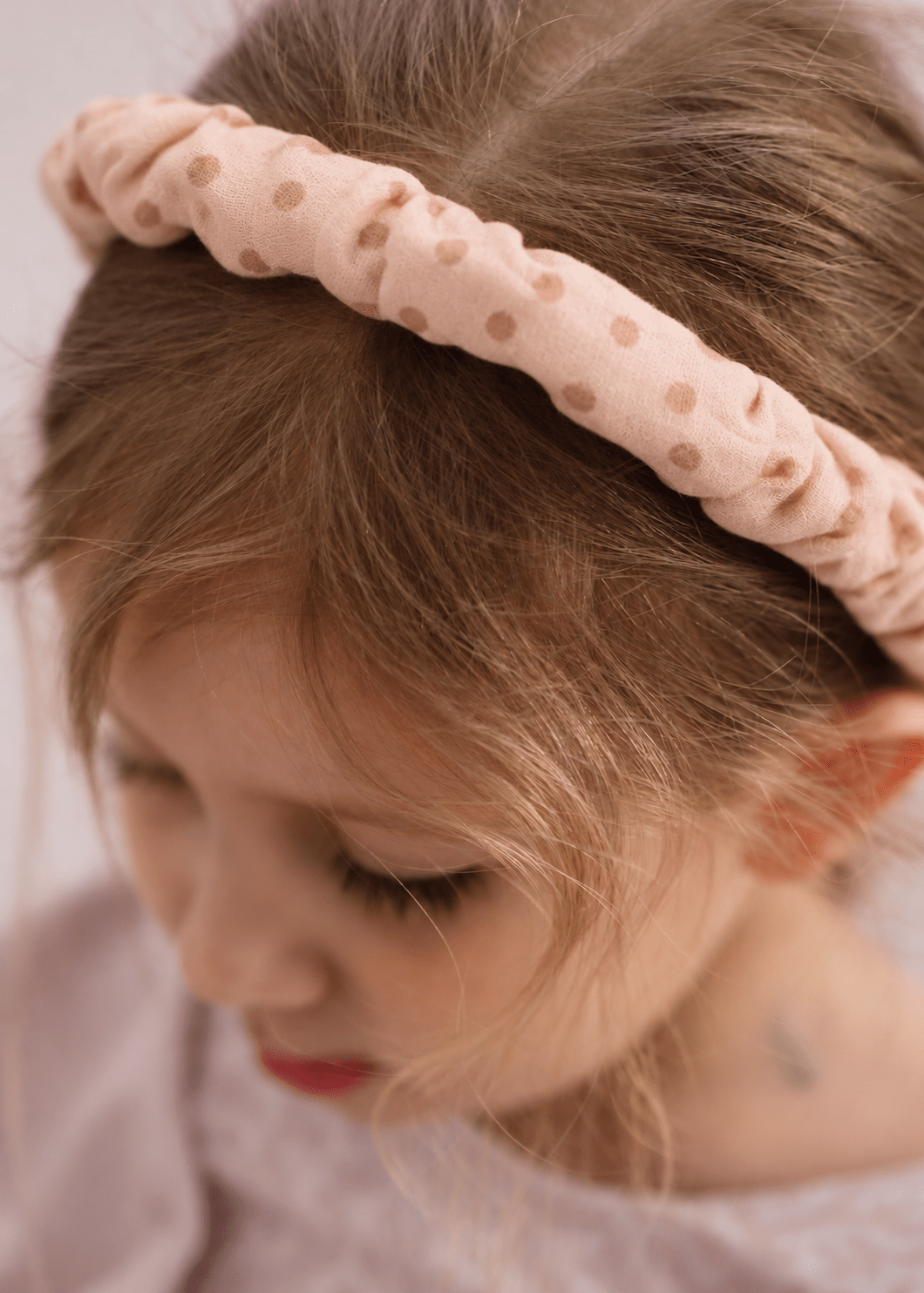 Čelenka MRS. ERTHA Blush Dots | Lavly.cz
