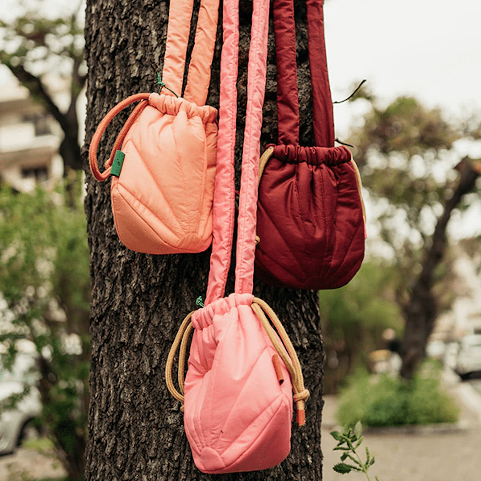 Crossbody kabelka se stahováním THE STICKY SIS CLUB Vin Rouge | Lavly.cz