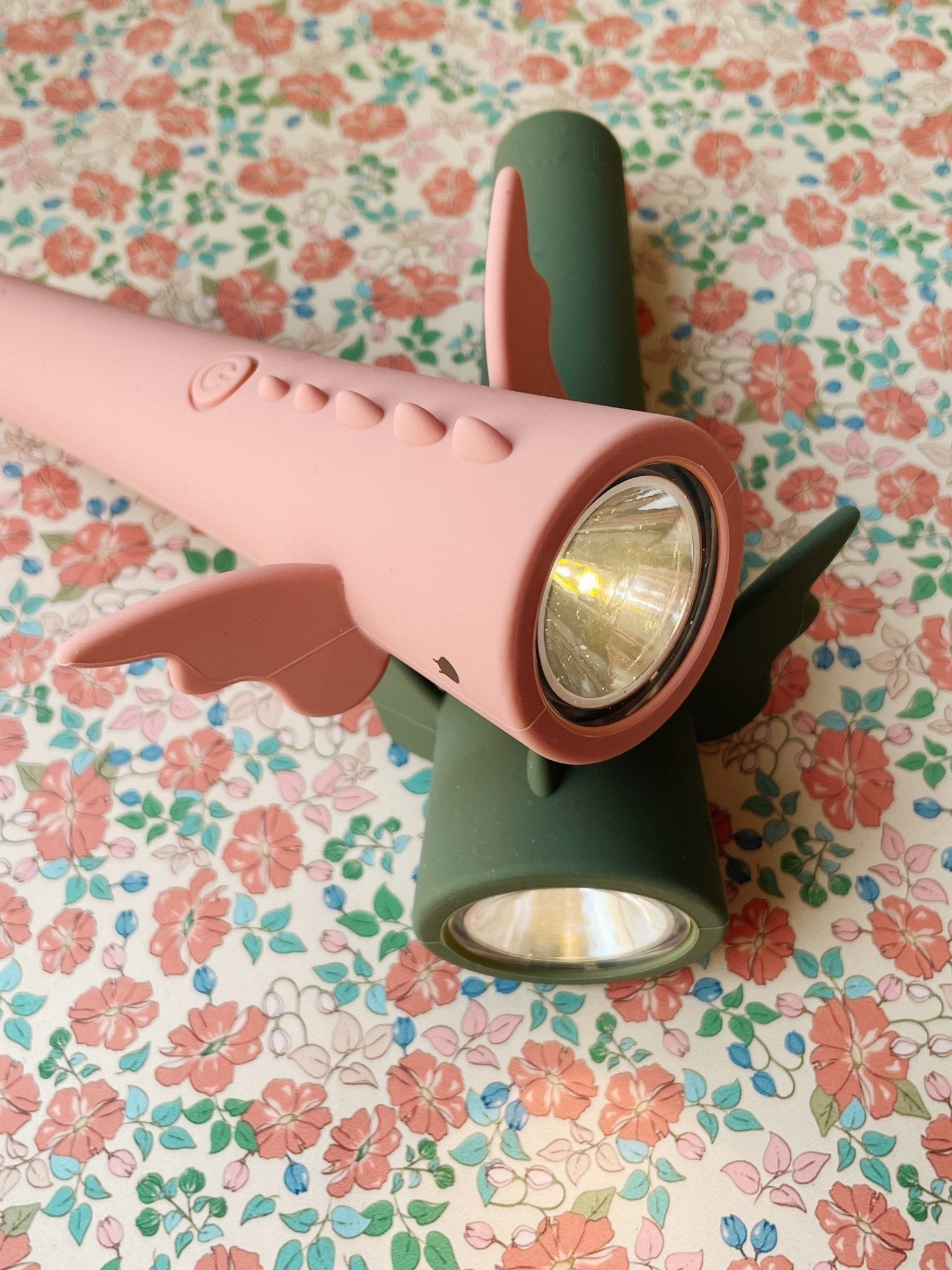 Dětská svítilna KONGES SLOJD Dragon Olivine | Lavly.cz