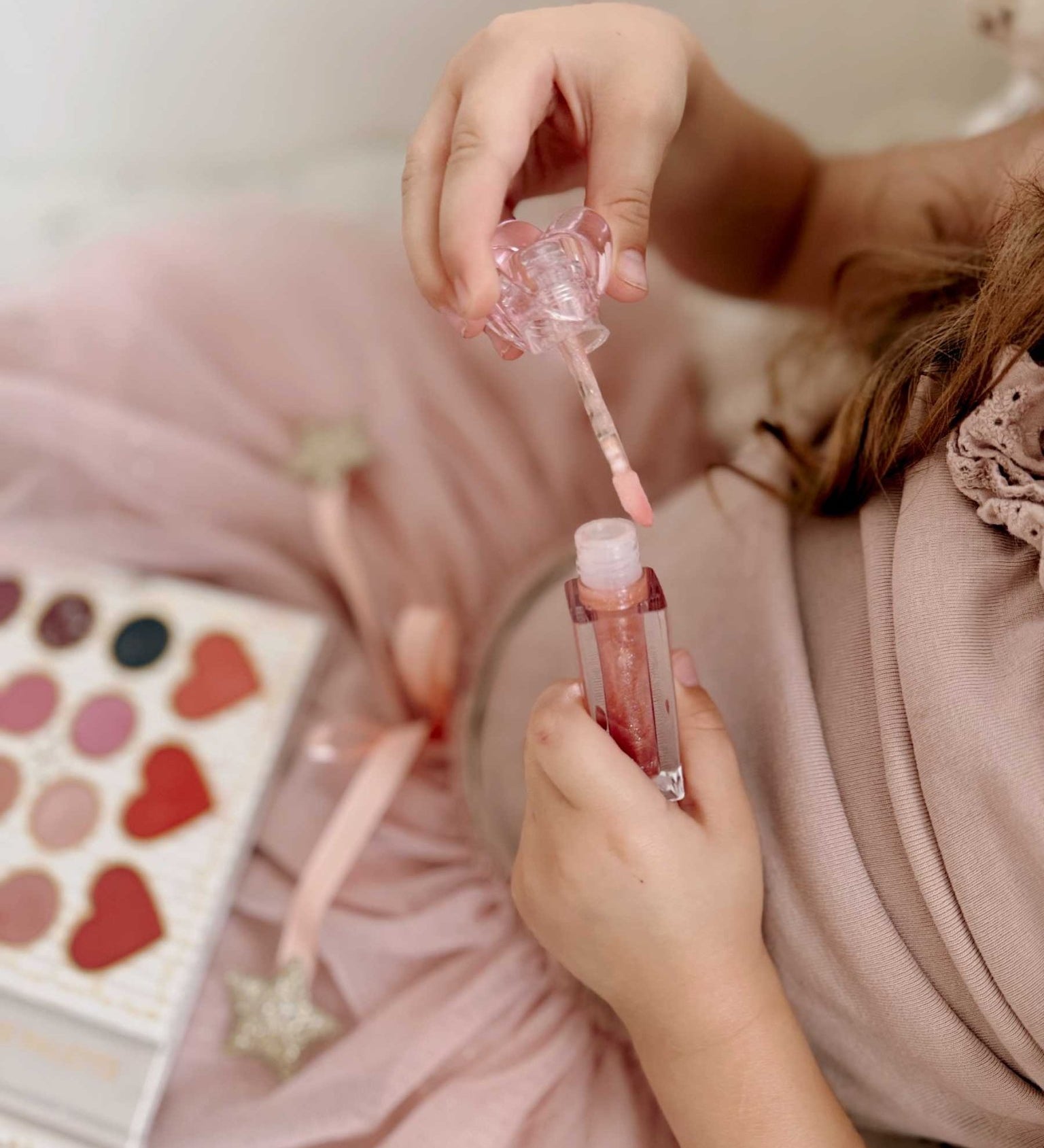 Dětský lesk na rty MRS. ERTHA Nude Pink | Lavly.cz