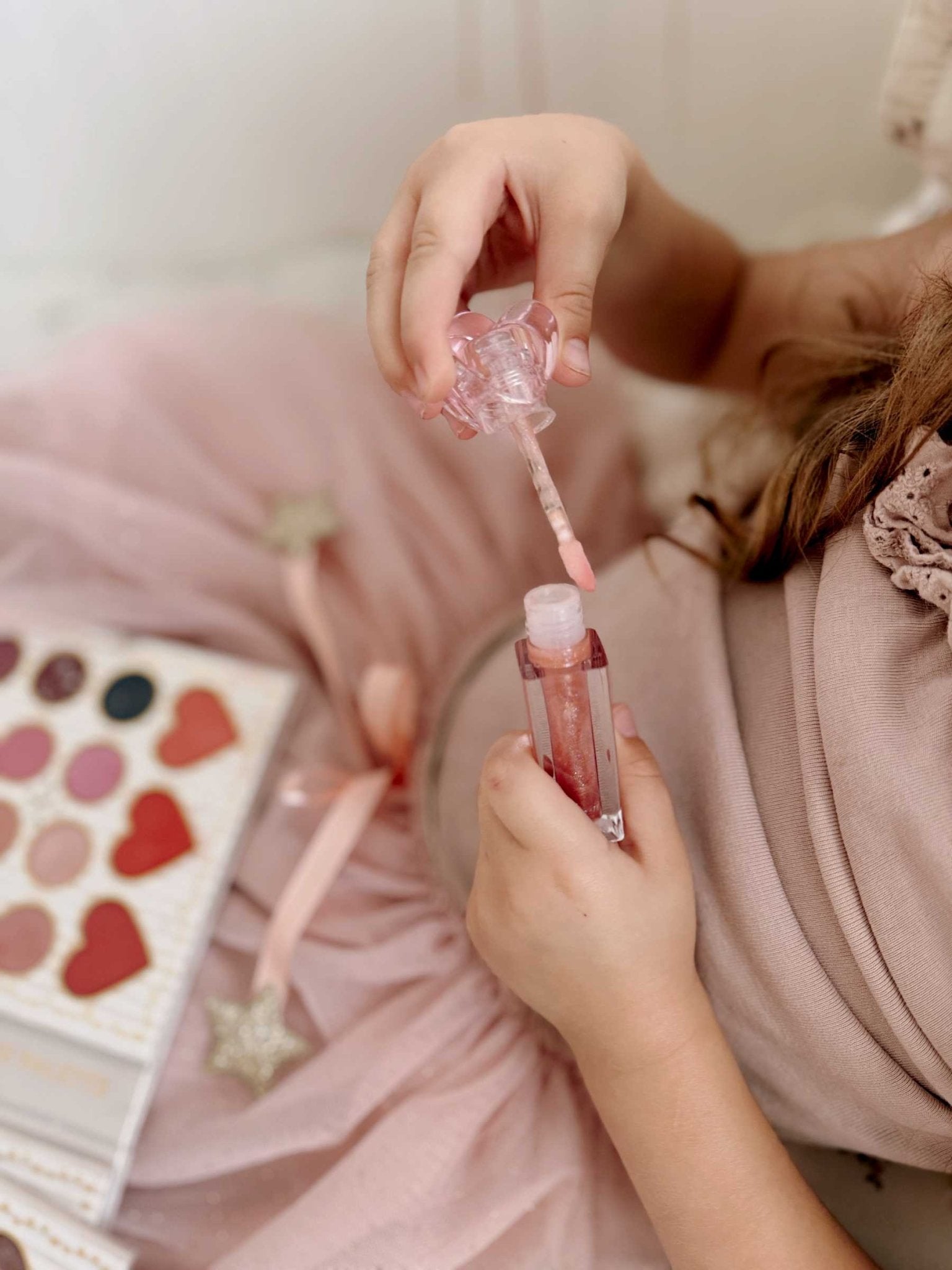 Dětský lesk na rty MRS. ERTHA Nude Pink | Lavly.cz