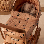 Hluboký kočárek pro panenky LIEWOOD Adaline Berry / Pale Tuscany | Stylové doplňky pro děti a ženy | Lavly.cz