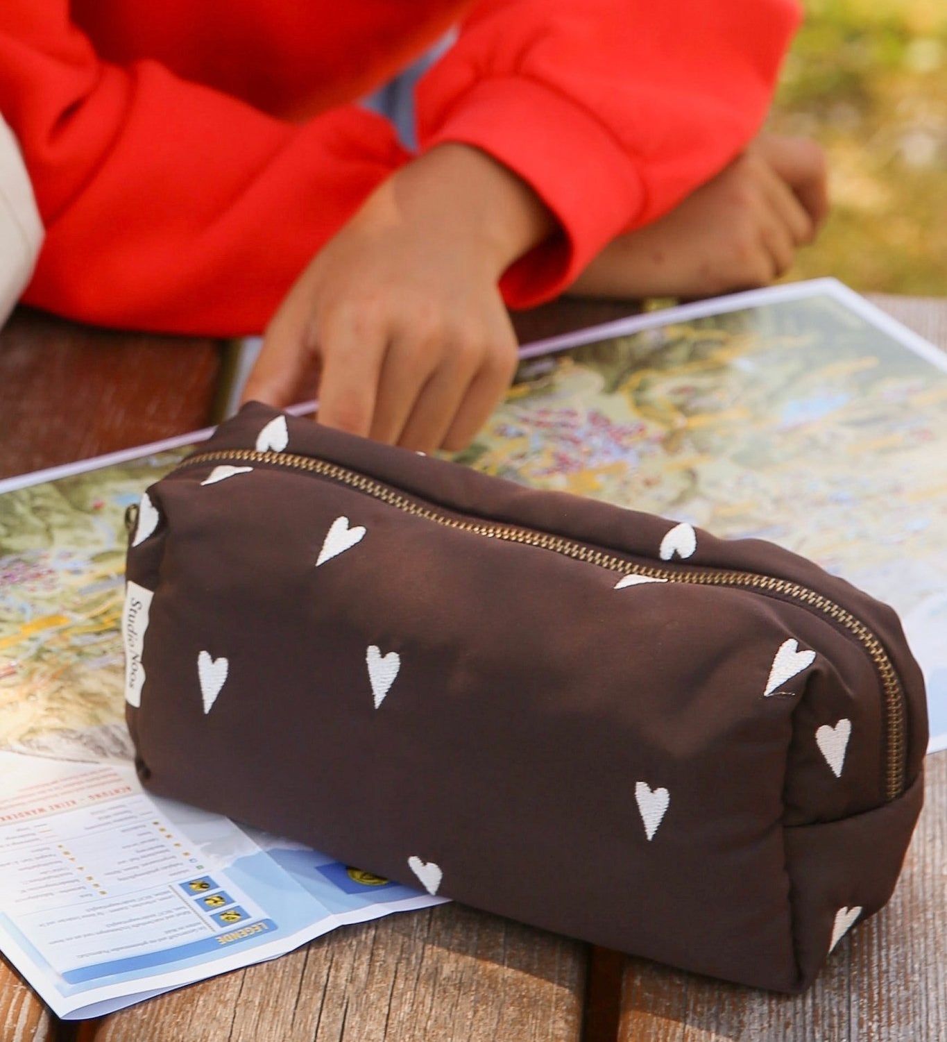 Multifunkční taška STUDIO NOOS Pouch Brown Hearts Puffy | Lavly.cz