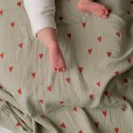 Mušelínová plena STUDIO NOOS Green Hearts 120 x 120 cm | Lavly.cz
