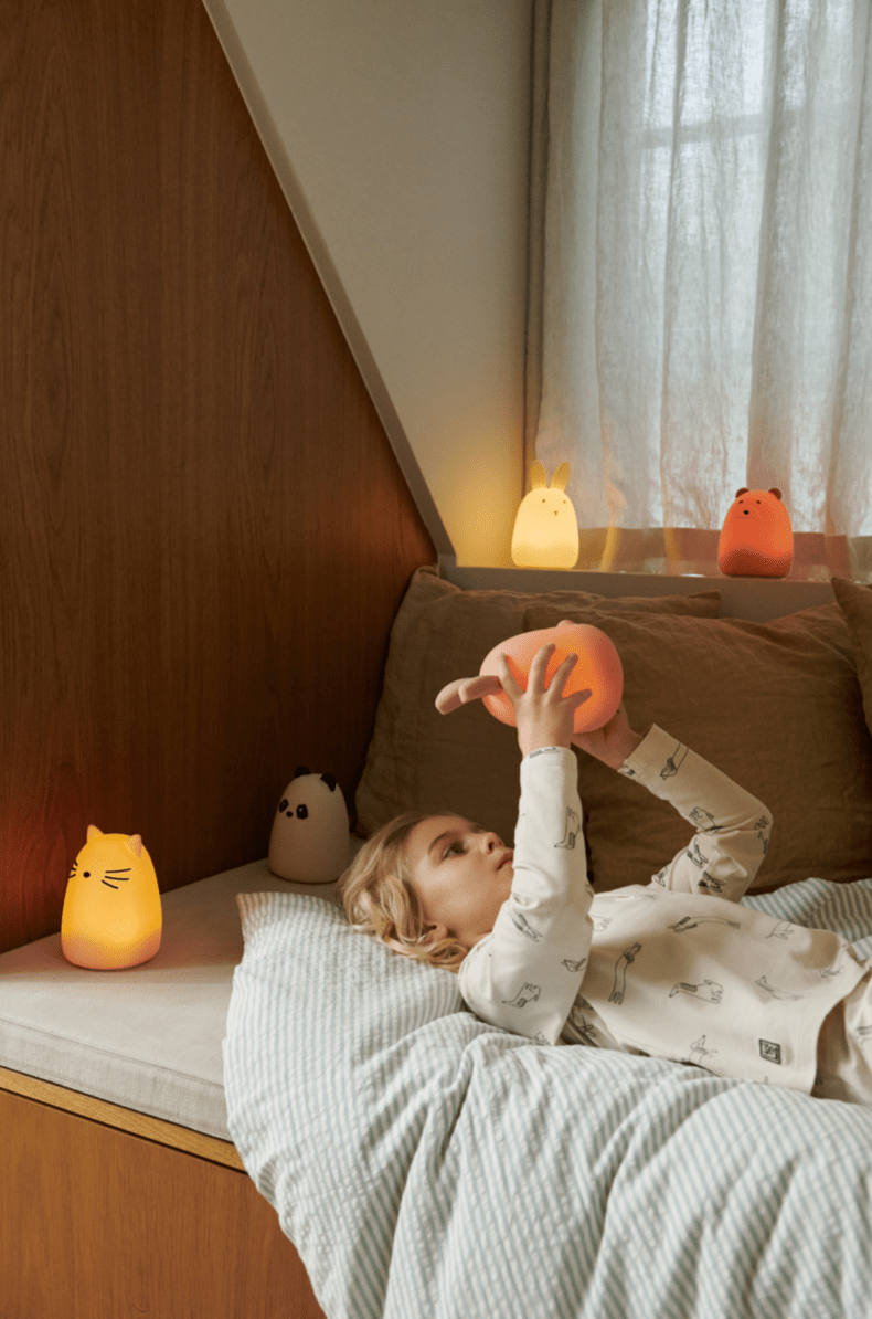 Noční světlo LIEWOOD Winston Králíček Dark Rose | Stylové doplňky pro děti a ženy | Lavly.cz