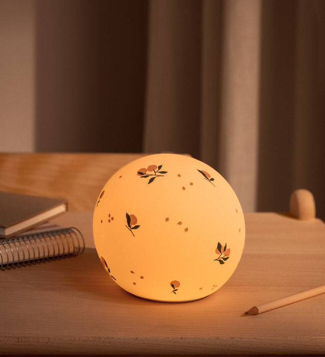 Noční světlo LIEWOOD Yuki Peach / Sea Shell | Stylové doplňky pro děti a ženy | Lavly.cz