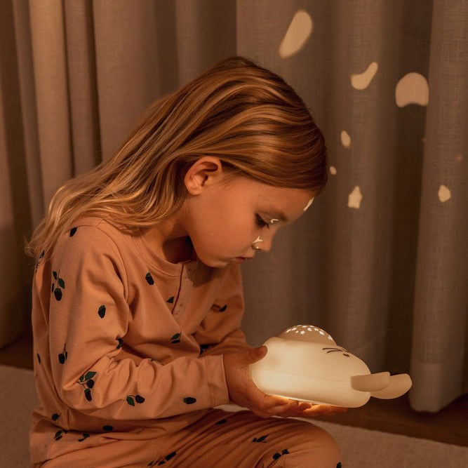 Noční světlo s melodiemi a projektorem LIEWOOD Králíček Manuel | Stylové doplňky pro děti a ženy | Lavly.cz