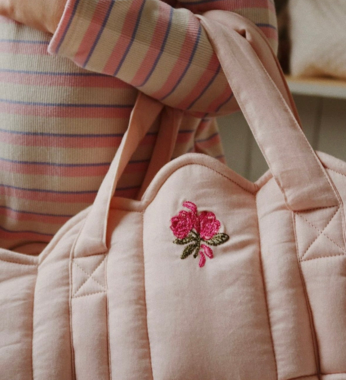 Nosítko na panenky KONGES SLOJD Cameo Rose | Lavly.cz