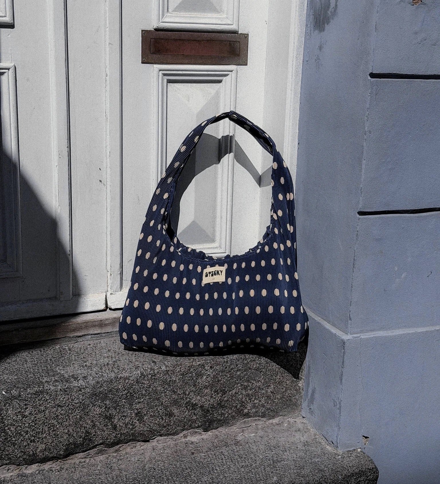 Plisovaná taška THE STICKY SIS CLUB Dots Marine + Marzipan | Lavly.cz