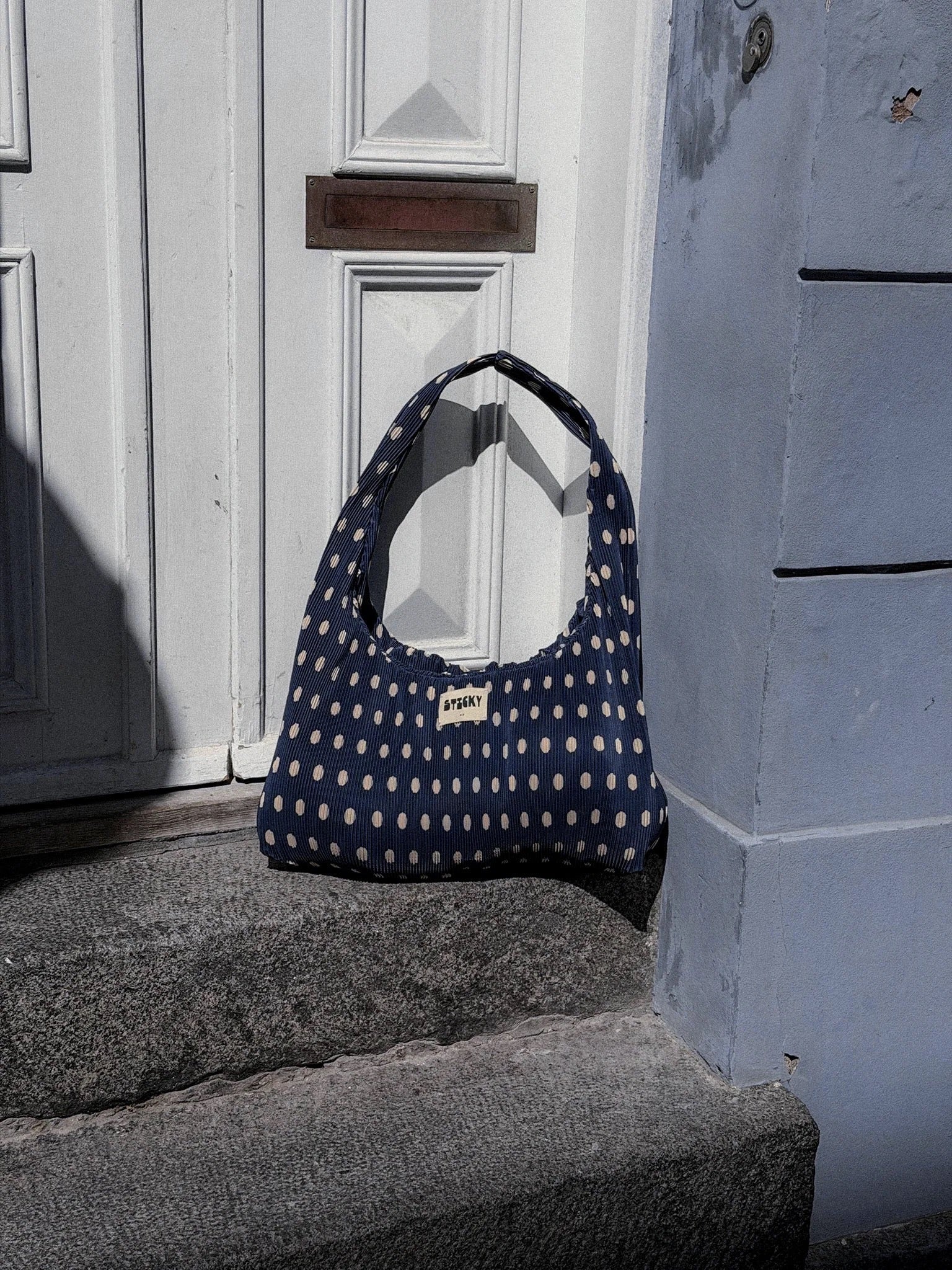 Plisovaná taška THE STICKY SIS CLUB Dots Marine + Marzipan | Lavly.cz