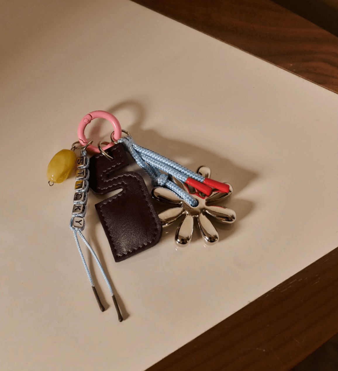 Přívěsek na tašku / klíče THE STICKY SIS CLUB Chocolate | Lavly.cz