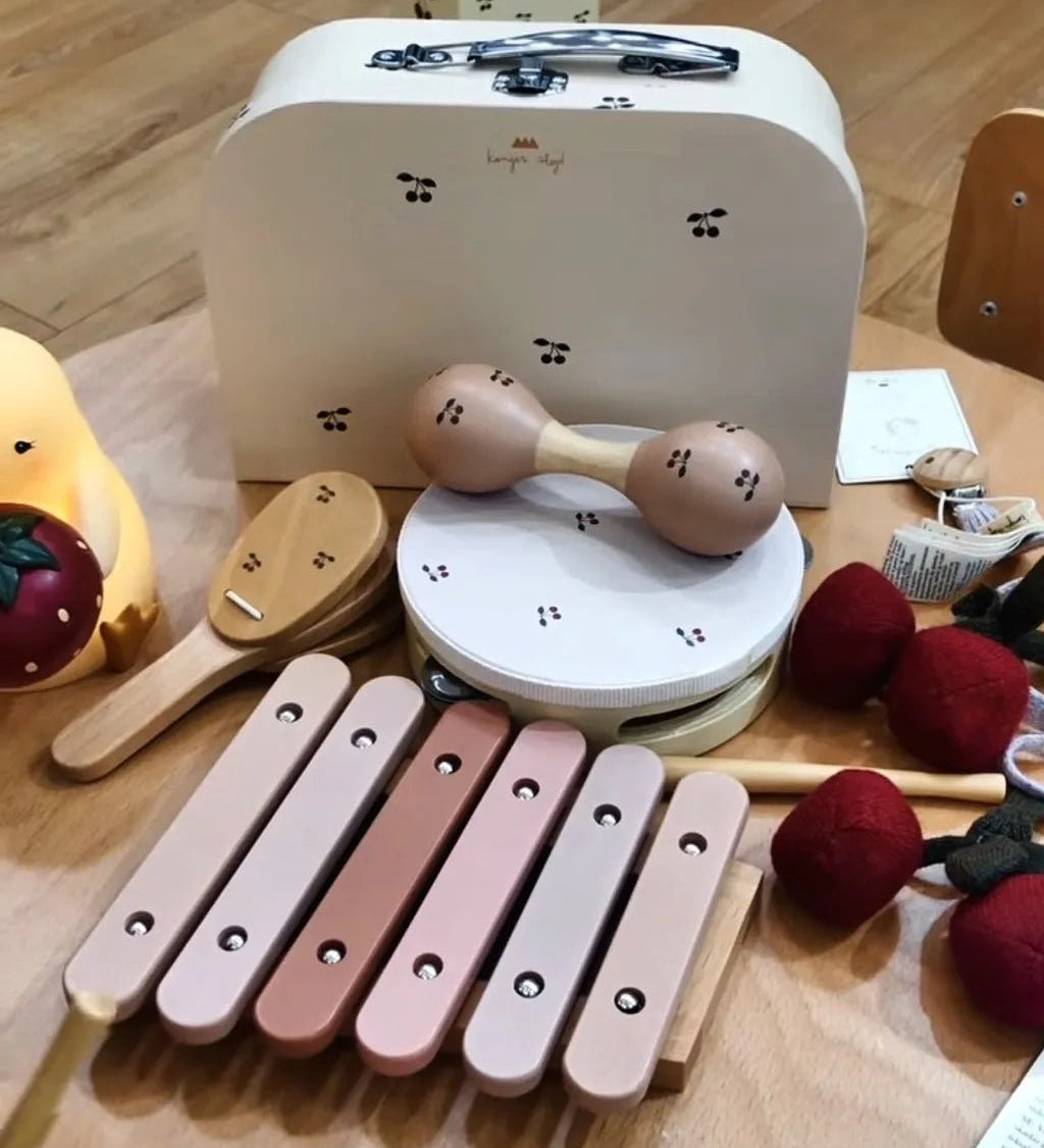 Set čtyř hudebních nástrojů KONGES SLOJD Cherry Glossy | Stylové doplňky pro děti a ženy | Lavly.cz