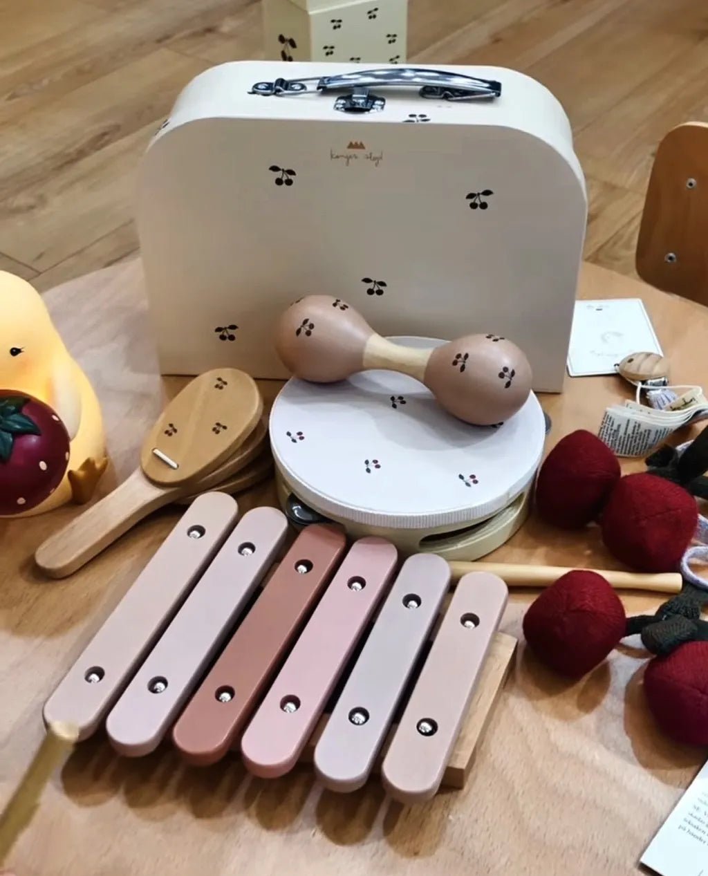 Set čtyř hudebních nástrojů KONGES SLOJD Cherry Glossy | Stylové doplňky pro děti a ženy | Lavly.cz