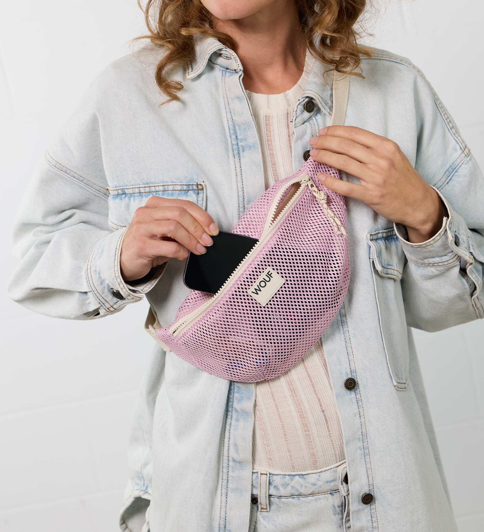 Síťovaná crossbody ledvinka WOUF Blush | Lavly.cz