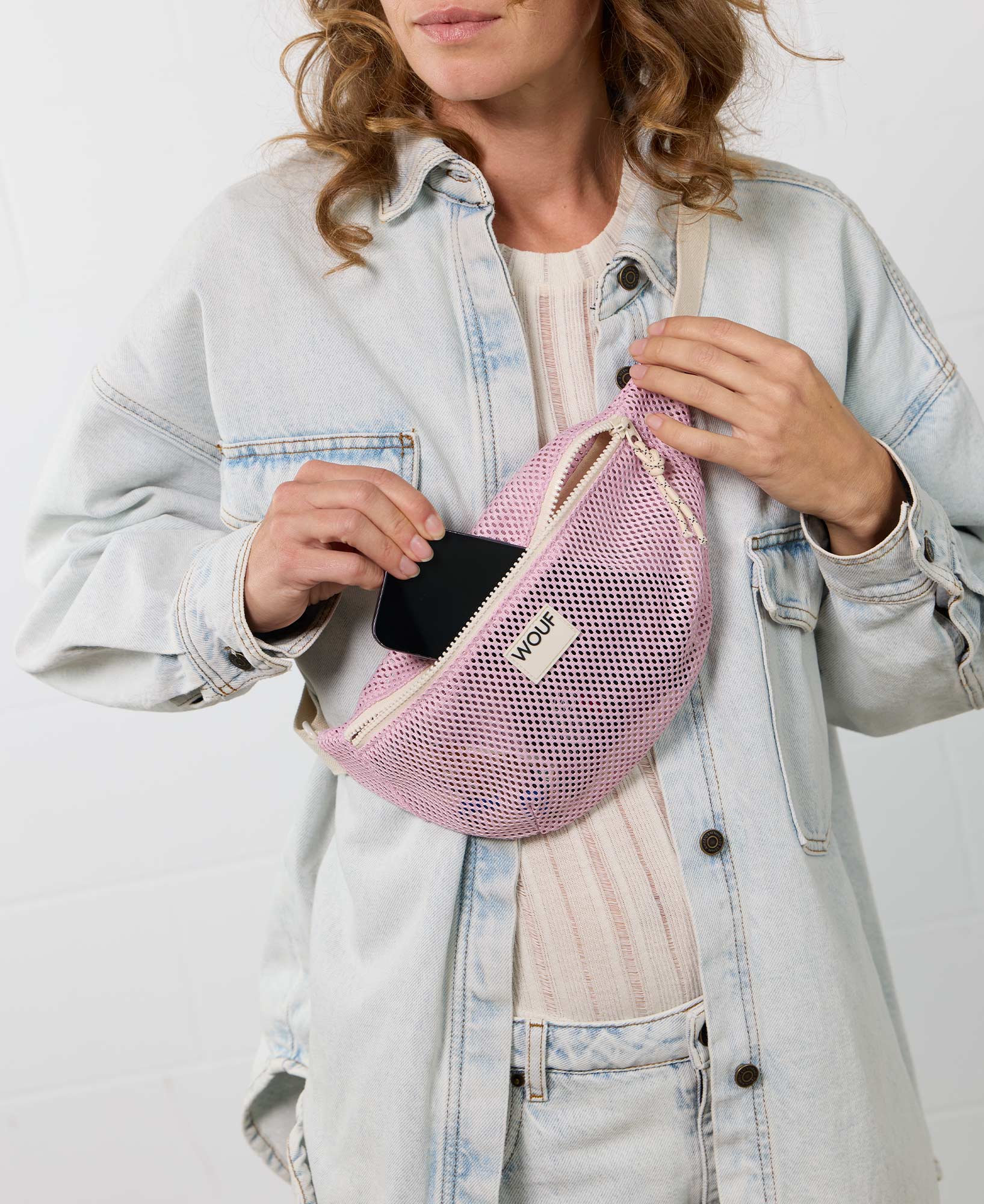 Síťovaná crossbody ledvinka WOUF Blush | Lavly.cz