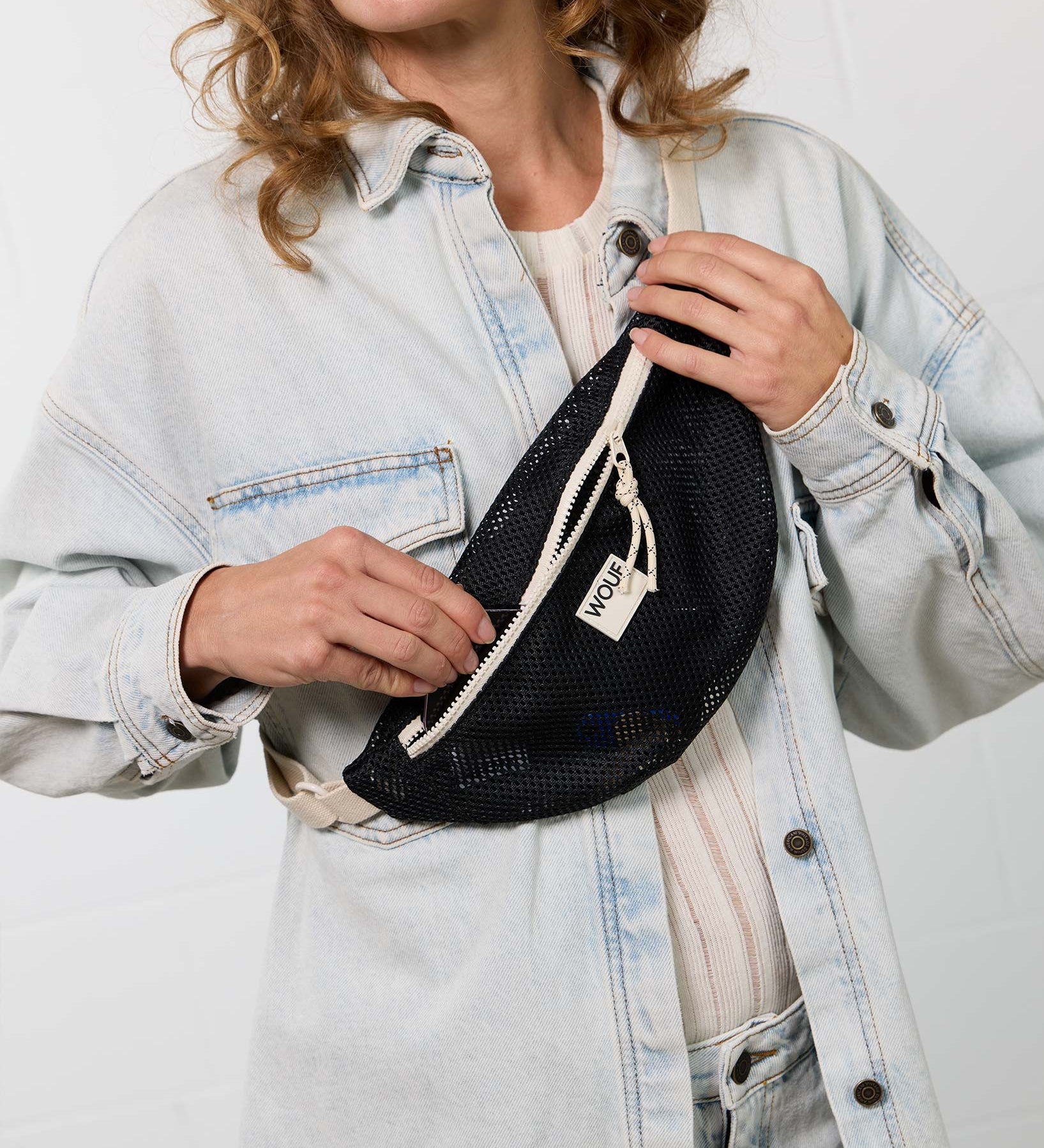 Síťovaná crossbody ledvinka WOUF Onyx | Lavly.cz