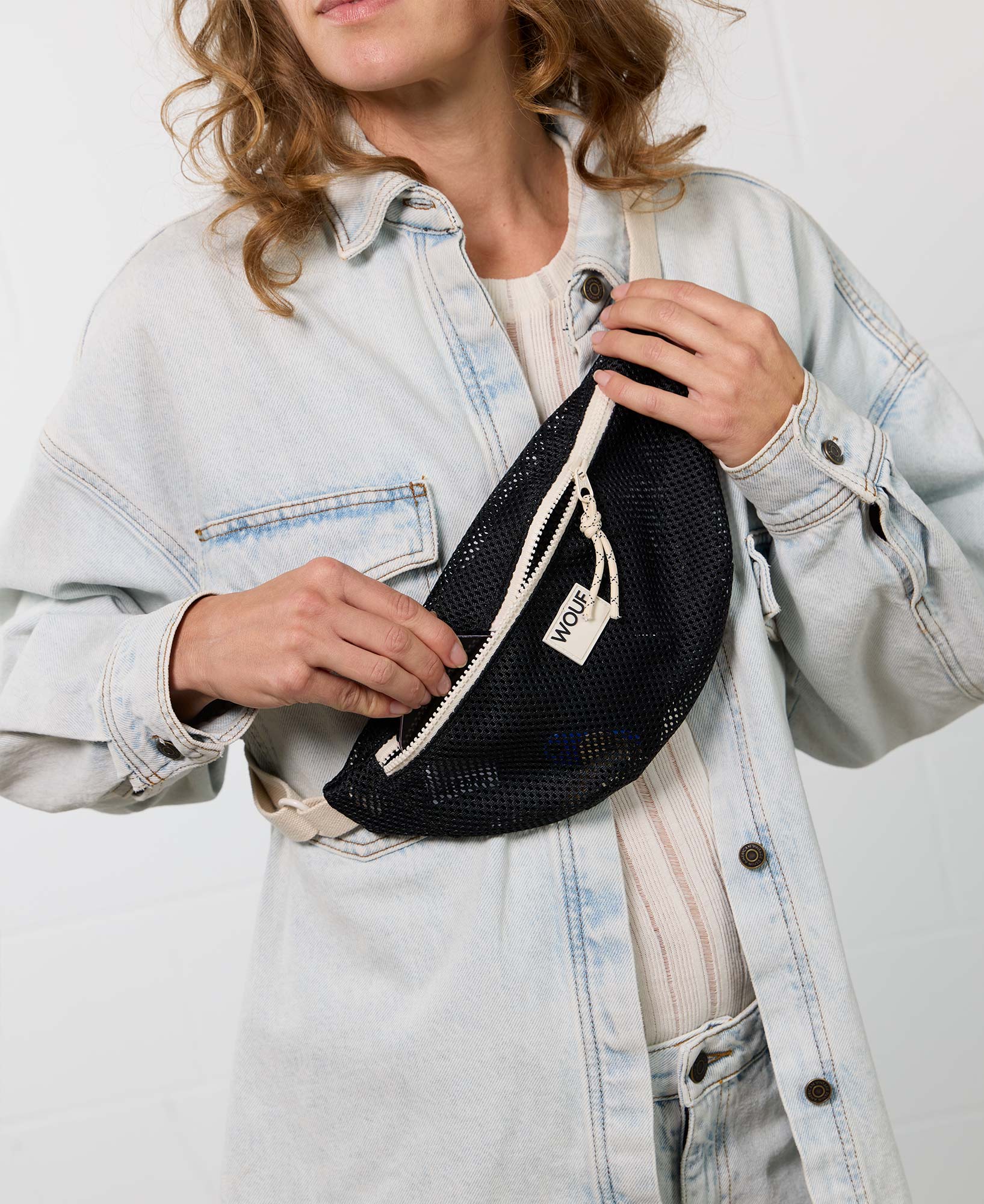 Síťovaná crossbody ledvinka WOUF Onyx | Lavly.cz
