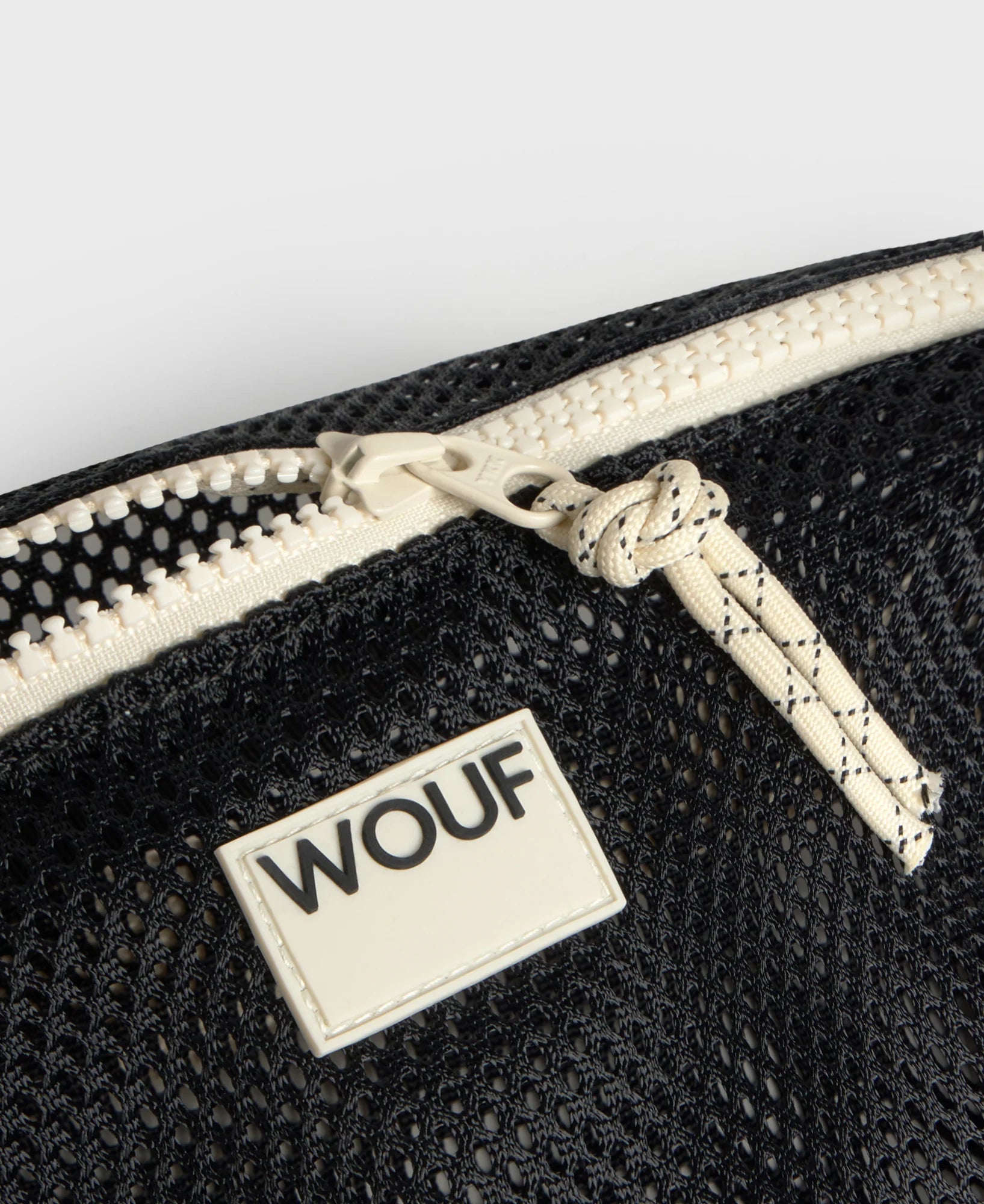Síťovaná crossbody ledvinka WOUF Onyx | Lavly.cz
