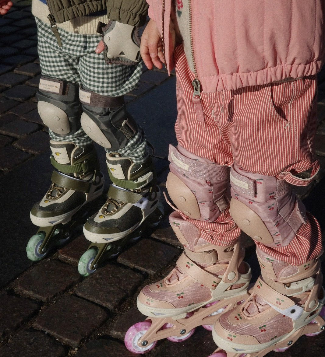 Svítící kolečkové brusle KONGES SLOJD Cherry | Lavly.cz