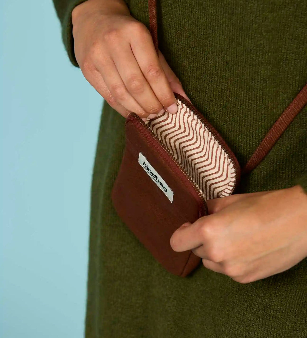 Taštička na mobil HINDBAG Bill Chocolate | Stylové doplňky pro děti a ženy | Lavly.cz
