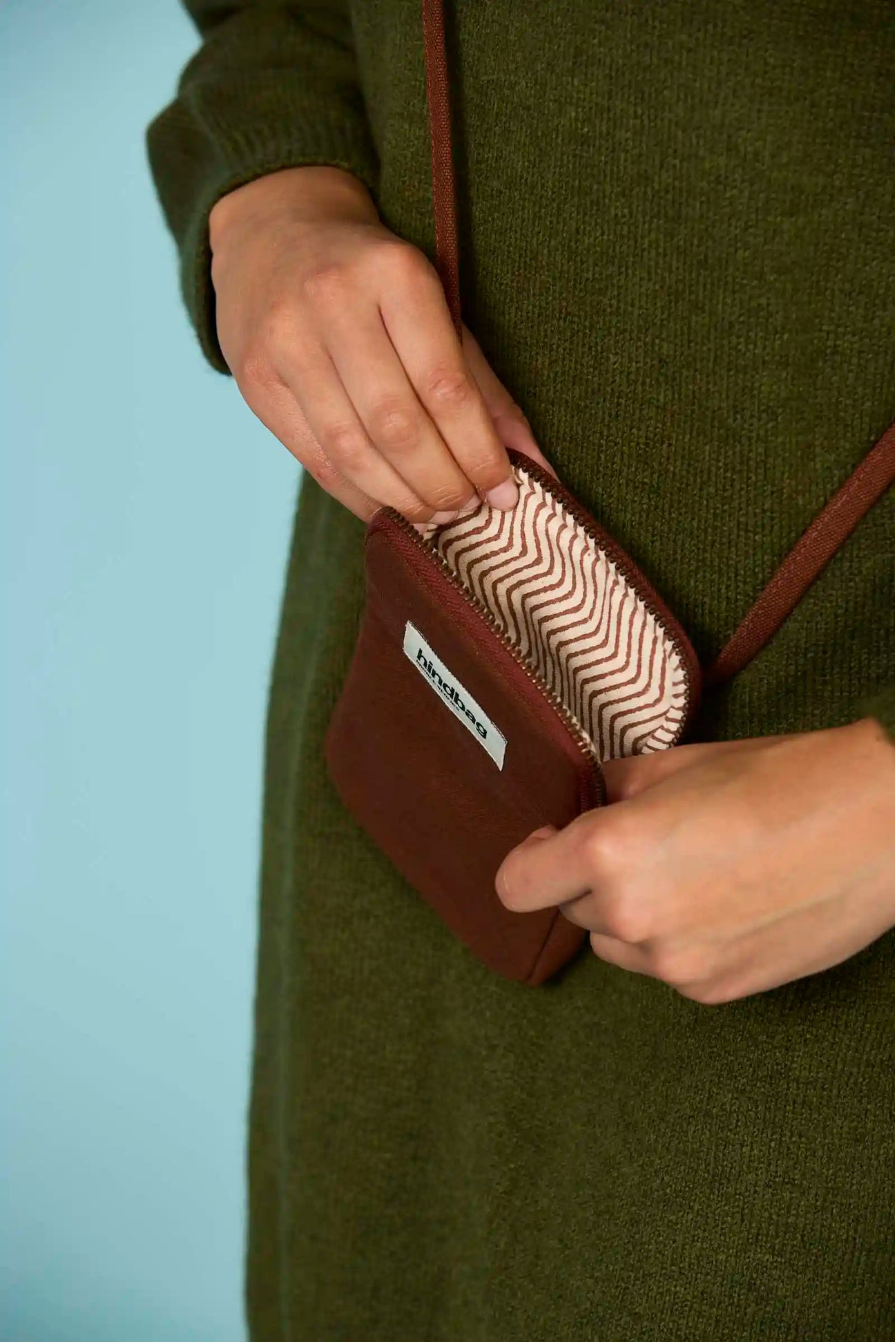 Taštička na mobil HINDBAG Bill Chocolate | Stylové doplňky pro děti a ženy | Lavly.cz