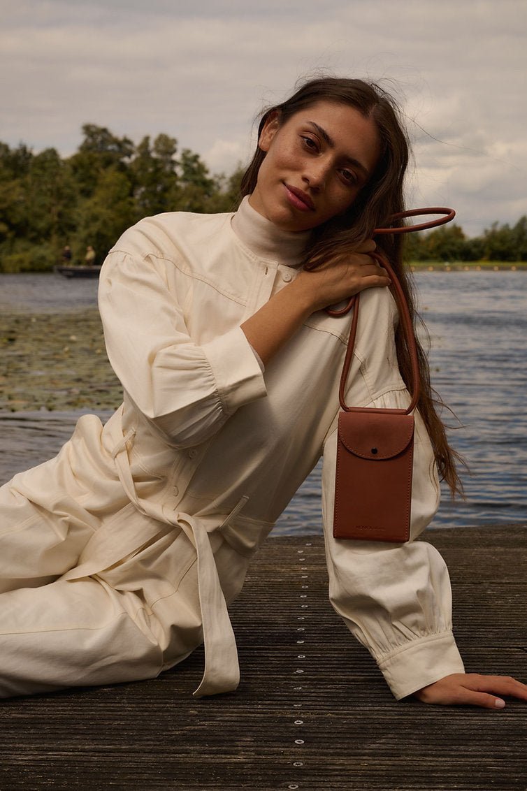 Taštička na mobil MONK&ANNA Carnelian | Stylové doplňky pro děti a ženy | Lavly.cz