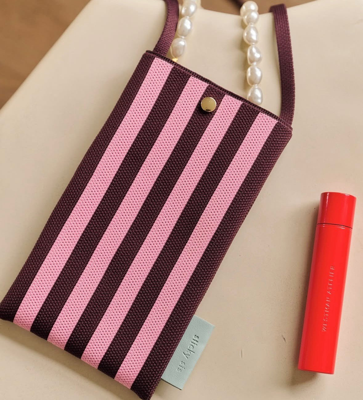 Taštička na mobil THE STICKY SIS CLUB Knitted Stripes Chocolate + Bubblegum | Lavly.cz