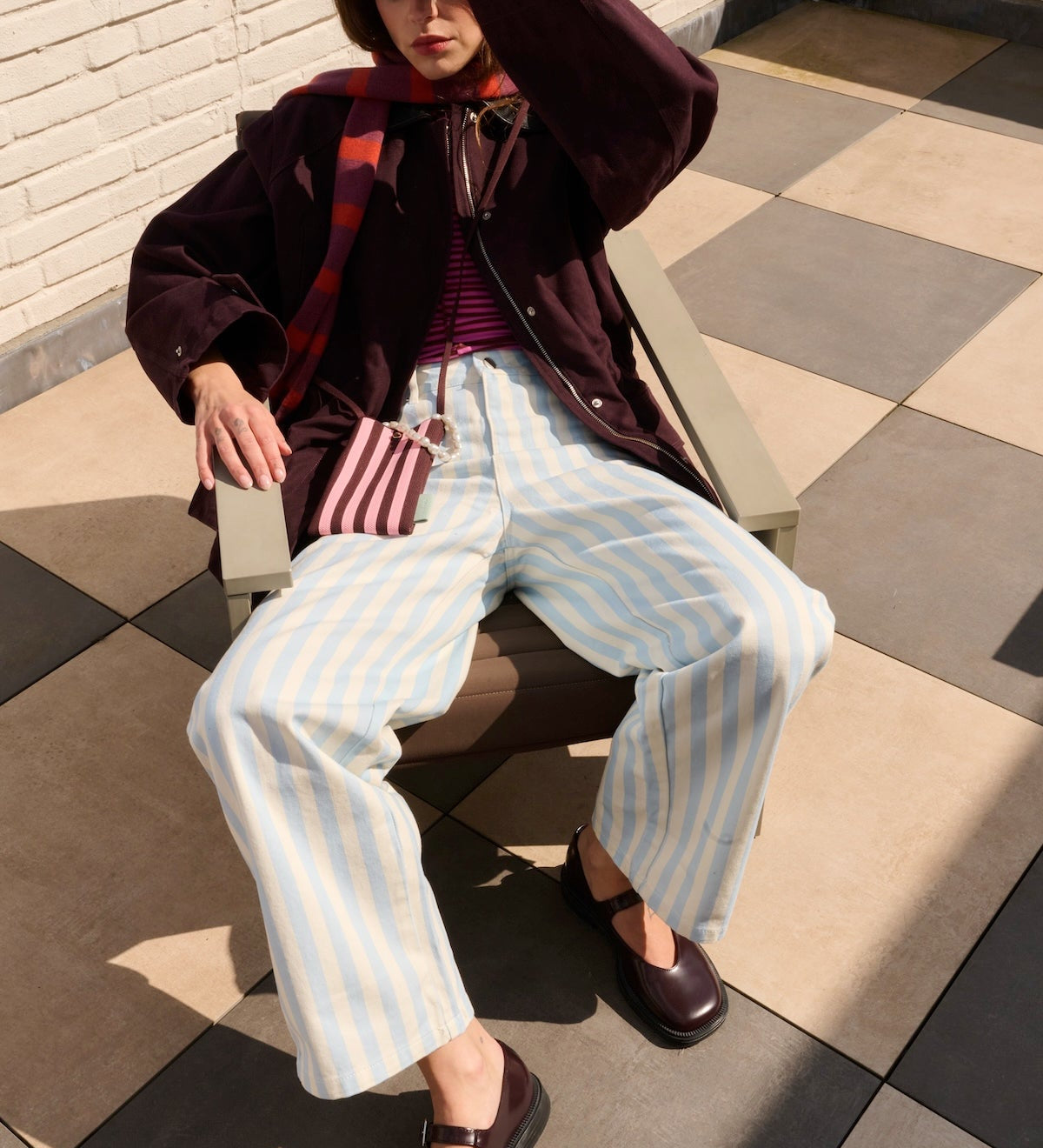 Taštička na mobil THE STICKY SIS CLUB Knitted Stripes Chocolate + Bubblegum | Lavly.cz