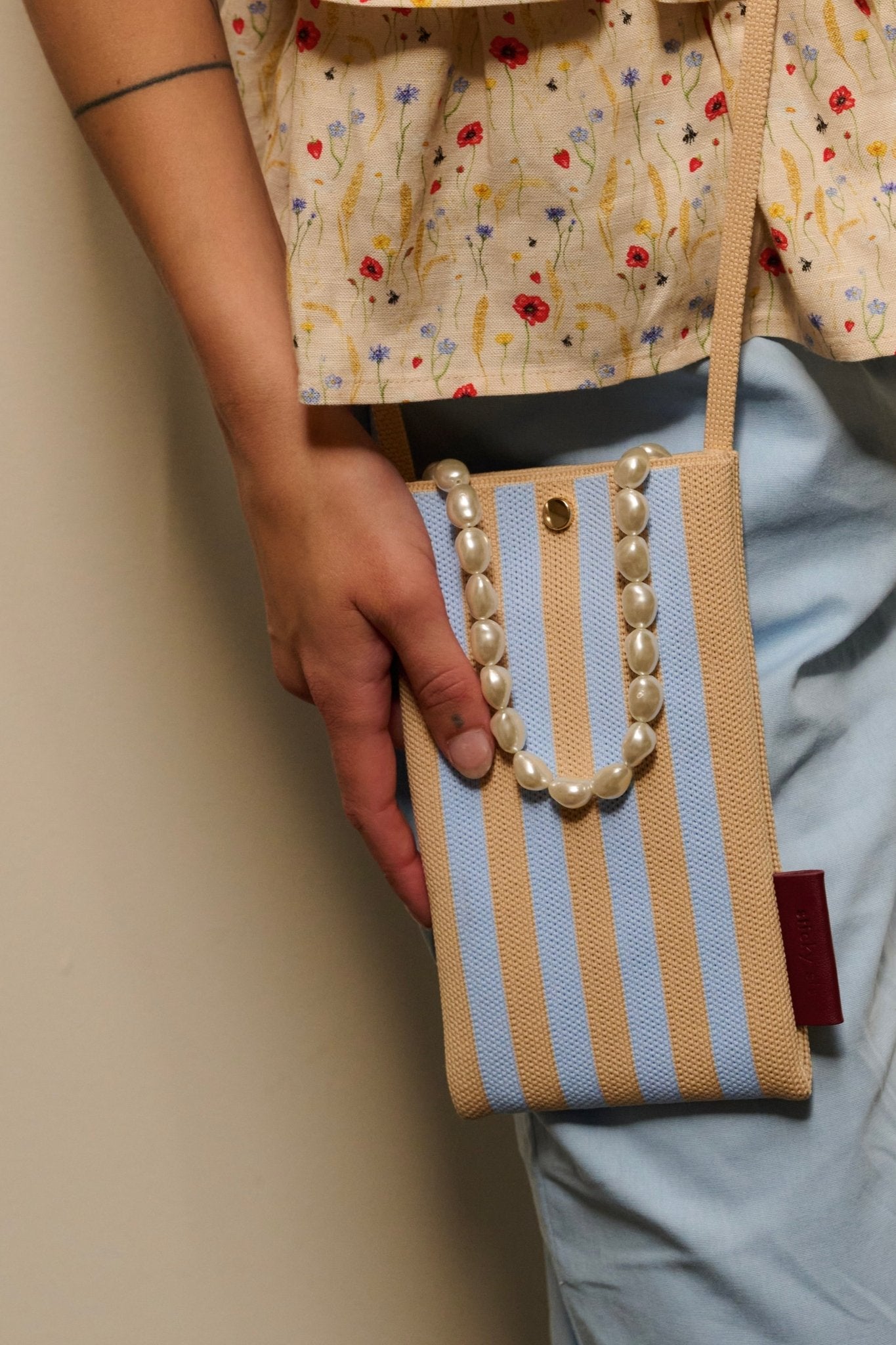 Taštička na mobil THE STICKY SIS CLUB Knitted Stripes Marzipan + Sky | Lavly.cz