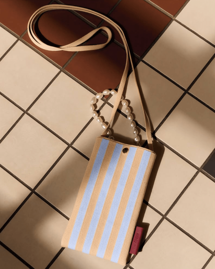 Taštička na mobil THE STICKY SIS CLUB Knitted Stripes Marzipan + Sky | Lavly.cz