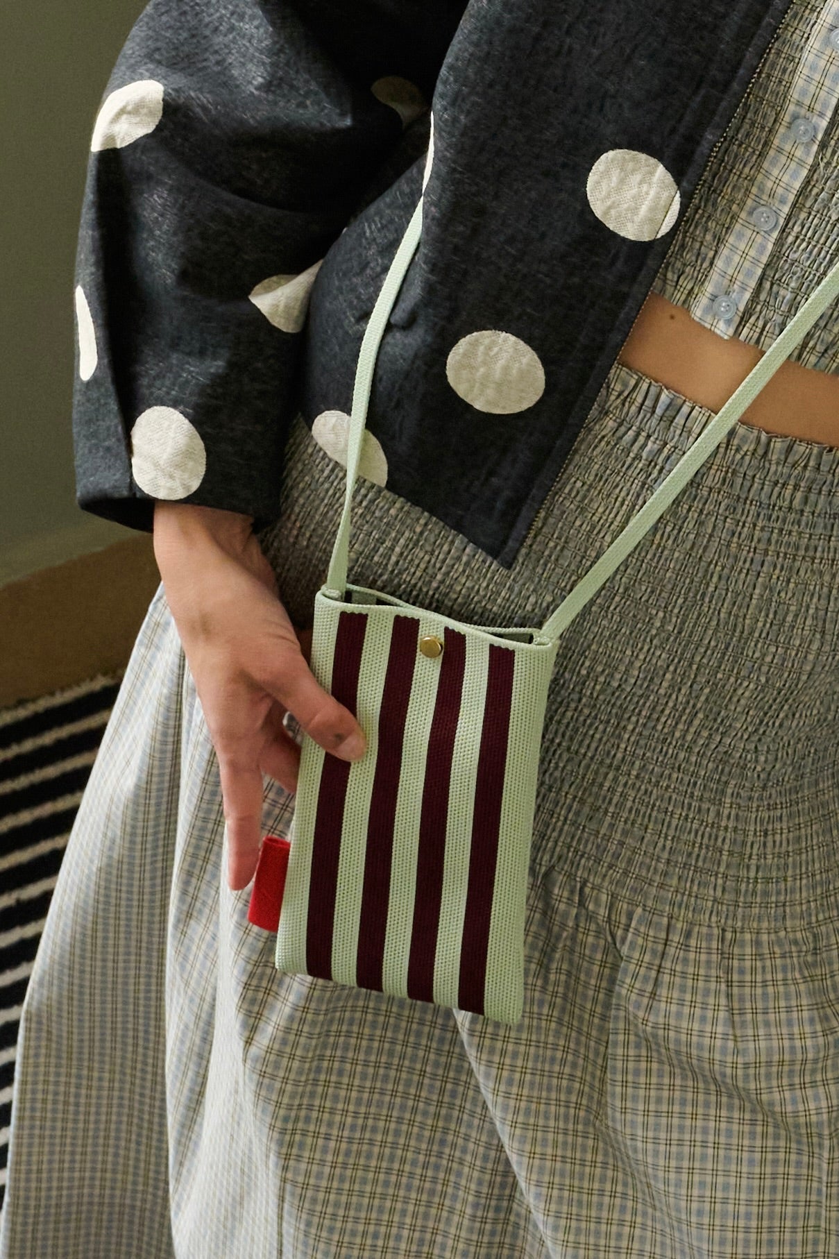 Taštička na mobil THE STICKY SIS CLUB Knitted Stripes Mist + Fig | Lavly.cz