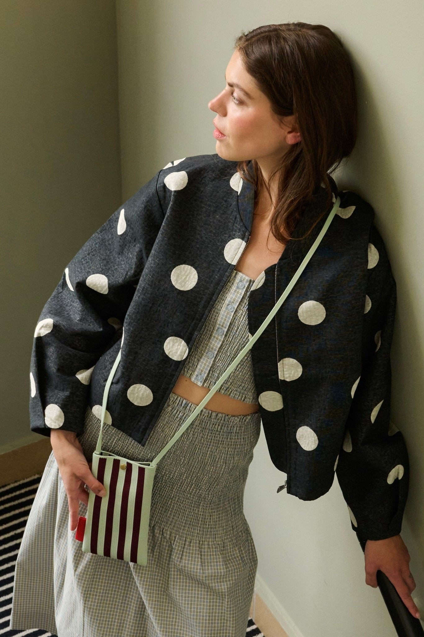 Taštička na mobil THE STICKY SIS CLUB Knitted Stripes Mist + Fig | Lavly.cz