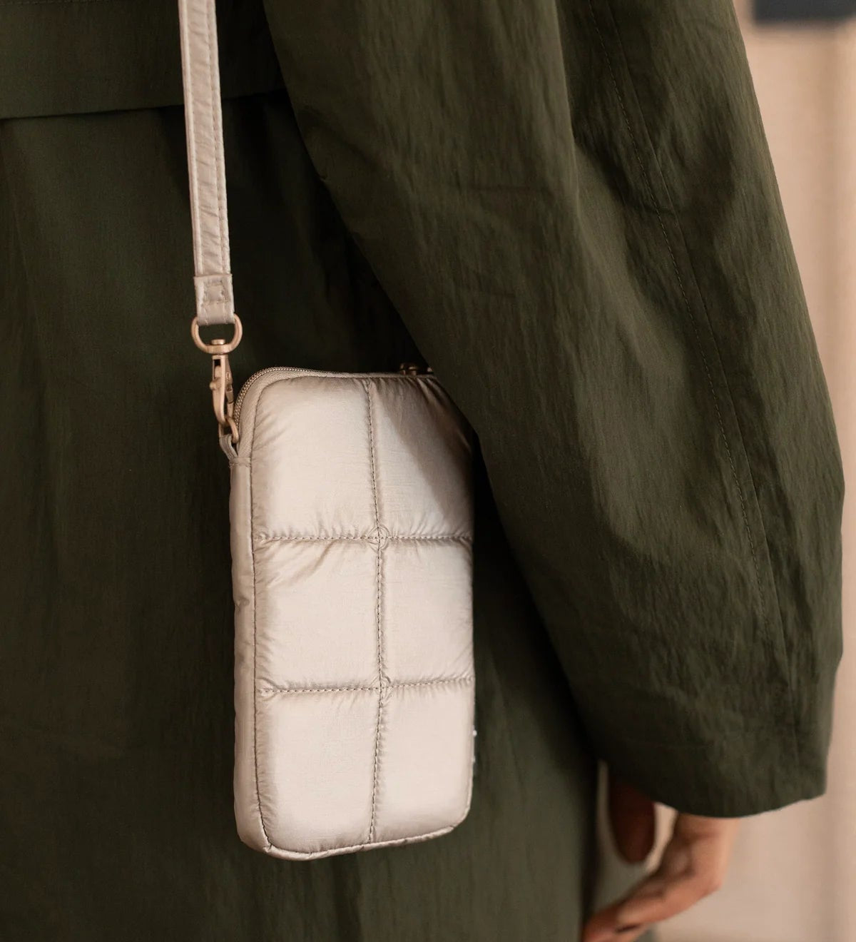 Taštička na mobil TINNE+MIA Luce Greige Gold | Lavly.cz