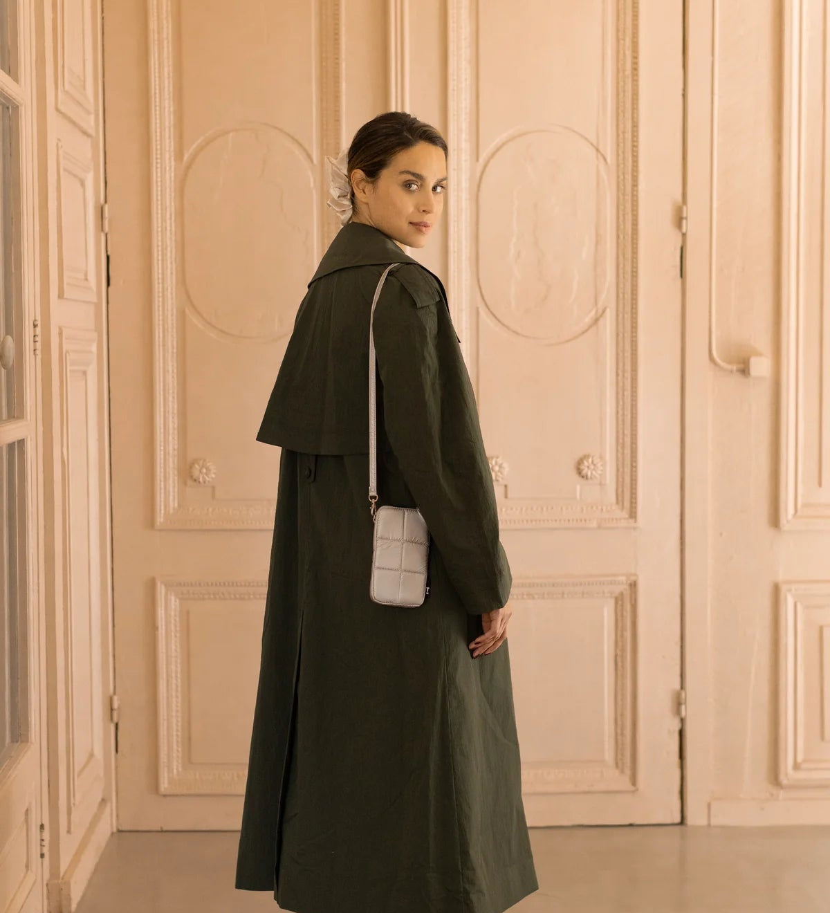 Taštička na mobil TINNE+MIA Luce Greige Gold | Lavly.cz