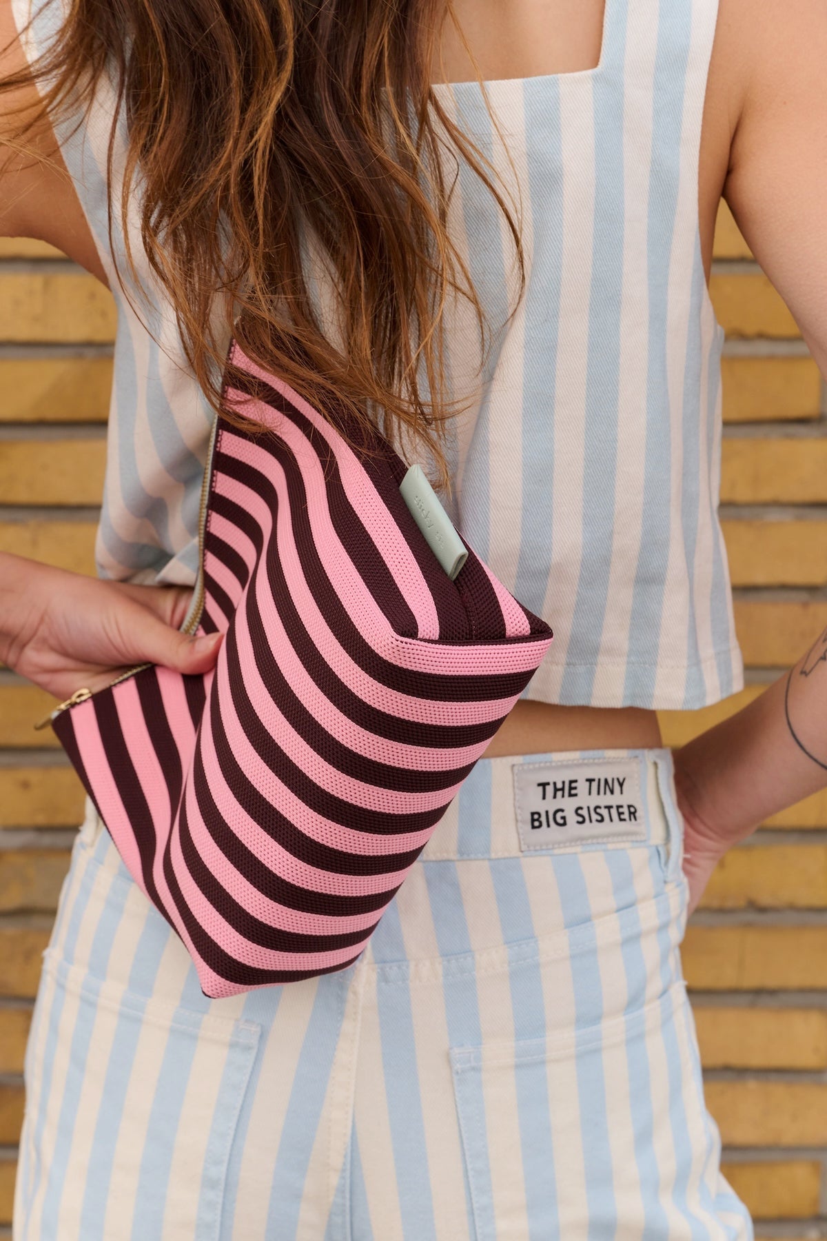Toaletní taška THE STICKY SIS CLUB Knitted Stripes Chocolate + Bubblegum | Lavly.cz