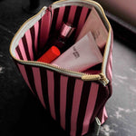 Toaletní taška THE STICKY SIS CLUB Knitted Stripes Chocolate + Bubblegum | Lavly.cz