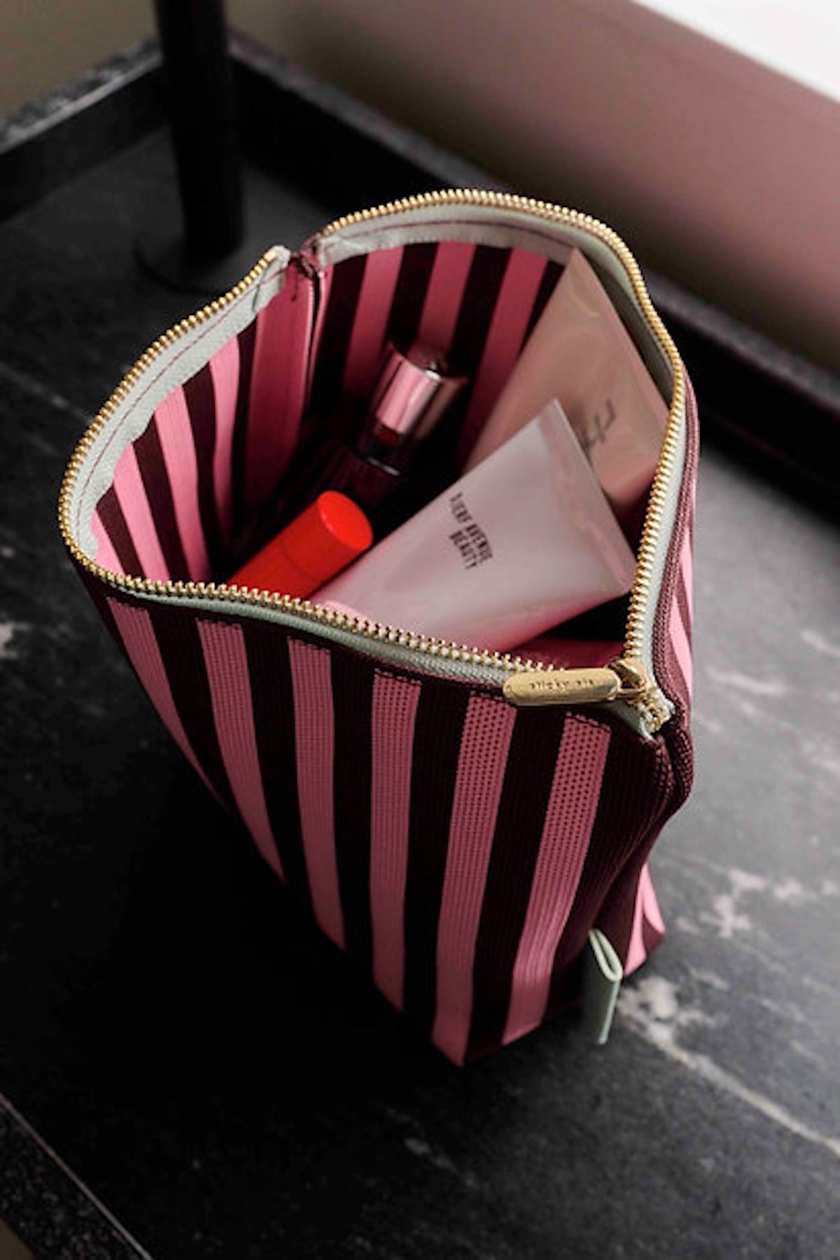 Toaletní taška THE STICKY SIS CLUB Knitted Stripes Chocolate + Bubblegum | Lavly.cz