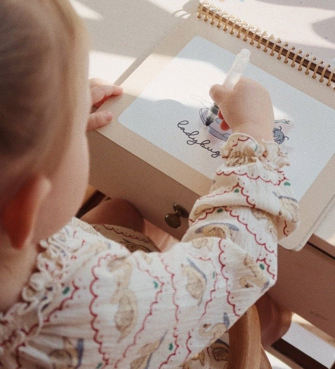 Vodní omalovánky KONGES SLOJD Magic Water Book Off White | Stylové doplňky pro děti a ženy | Lavly.cz