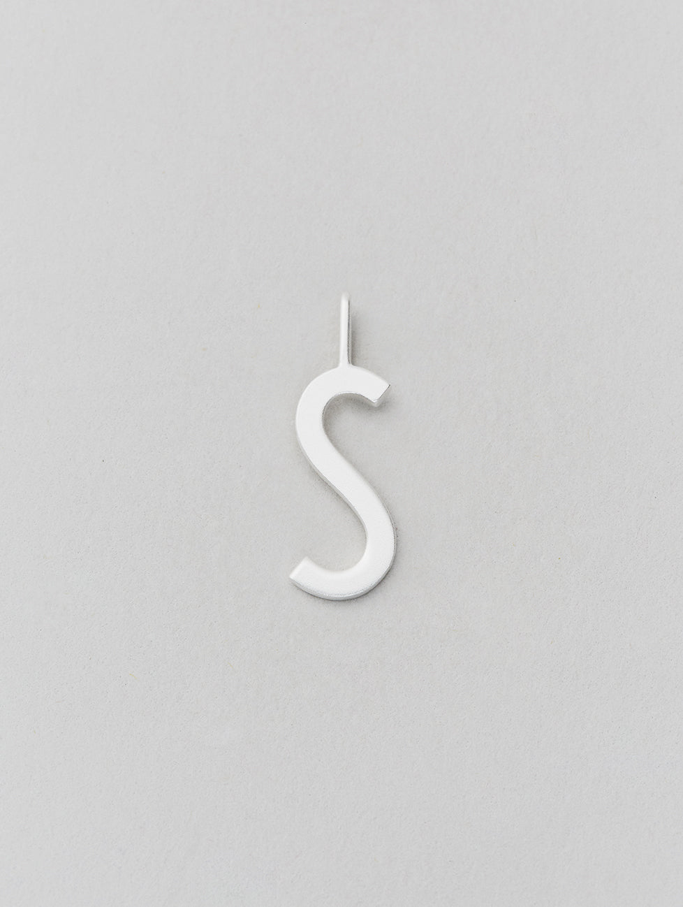 Stříbrný přívěsek Písmeno A-Z - 16 mm DESIGN LETTERS - Lavly