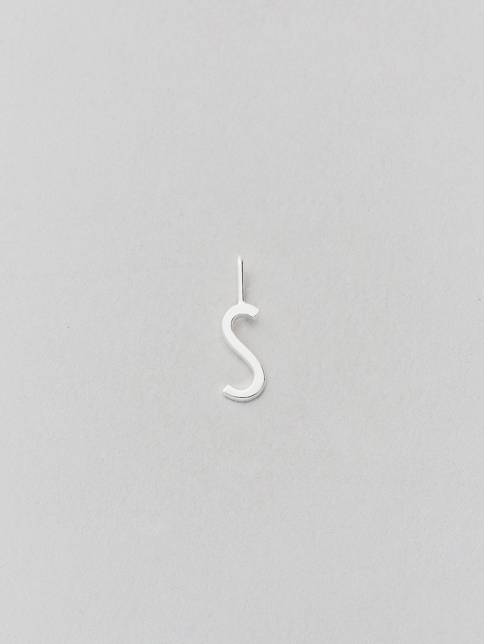 Stříbrný přívěsek Písmeno A-Z - 10 mm DESIGN LETTERS - Lavly