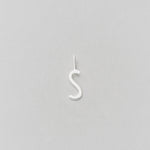 Stříbrný přívěsek Písmeno A-Z - 10 mm DESIGN LETTERS - Lavly
