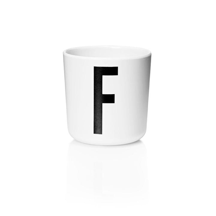 Dětský personalizovaný kelímek s písmenem DESIGN LETTERS