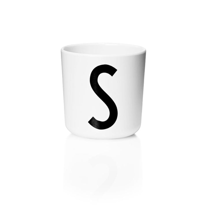 Dětský personalizovaný kelímek s písmenem DESIGN LETTERS