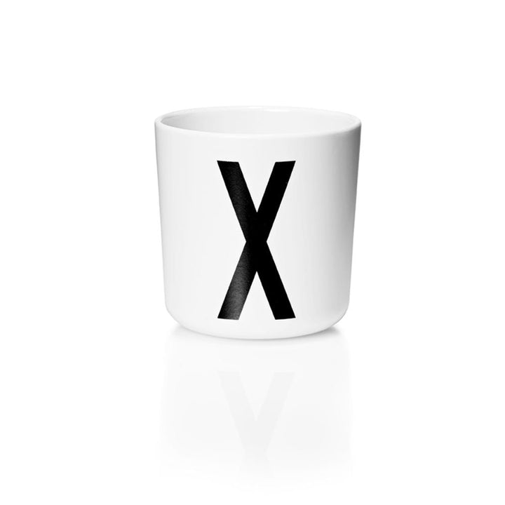Dětský personalizovaný kelímek s písmenem DESIGN LETTERS