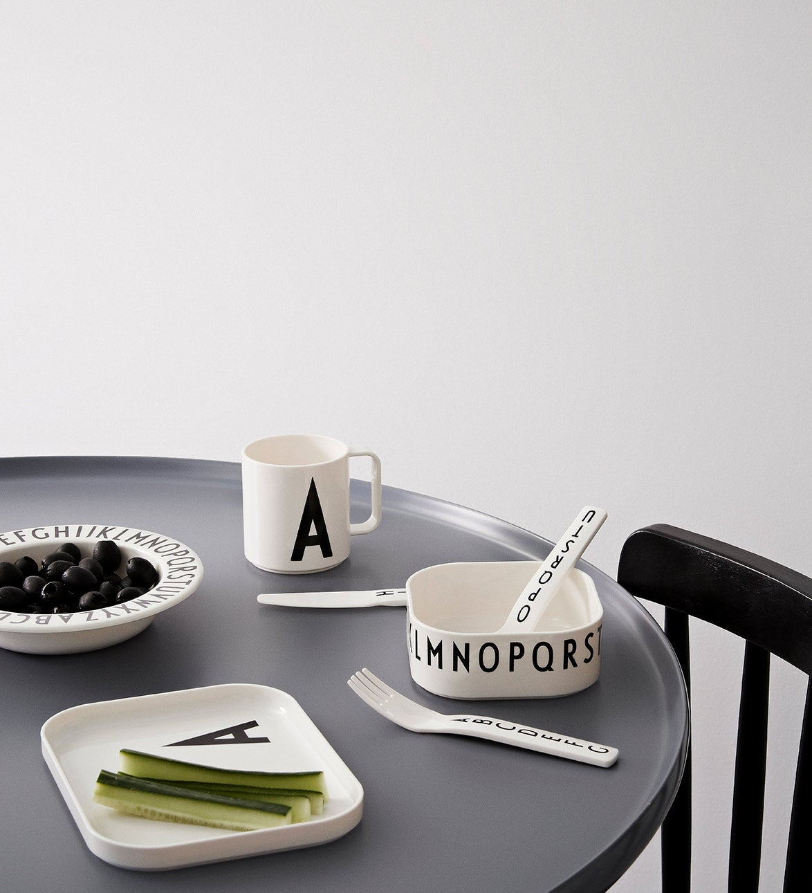 Dárkový kufřík s personalizovaným nádobím pro děti DESIGN LETTERS | Stylové doplňky pro děti a ženy | Lavly.cz
