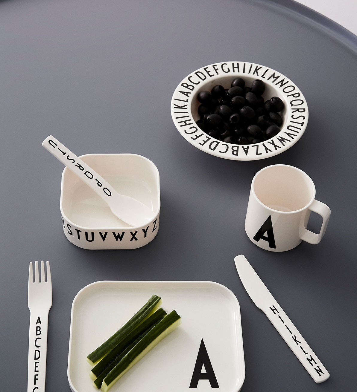 Dárkový kufřík s personalizovaným nádobím pro děti DESIGN LETTERS | Stylové doplňky pro děti a ženy | Lavly.cz
