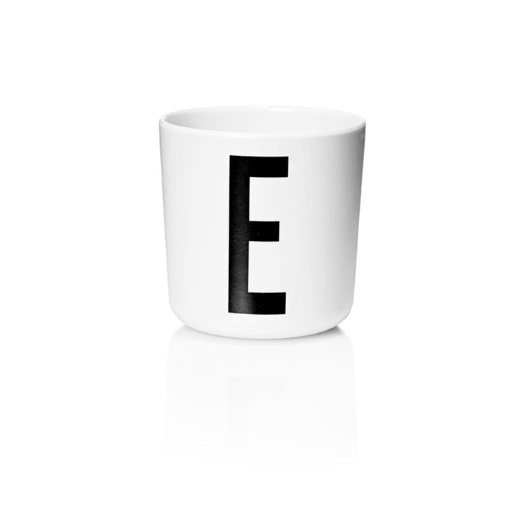 Dětský personalizovaný kelímek s písmenem DESIGN LETTERS | Stylové doplňky pro děti a ženy | Lavly.cz