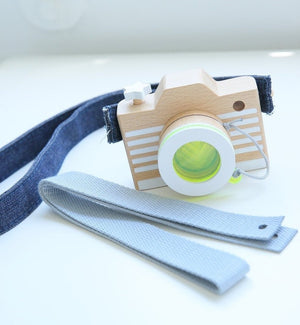 Dřevěný fotoaparát se žlutou čočkou - Lavly