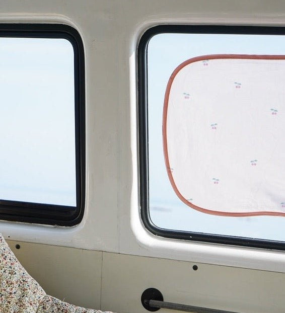 Sluneční clony do auta KONGES SLOJD Cherry Navy Dot 2 kusy | Lavly.cz